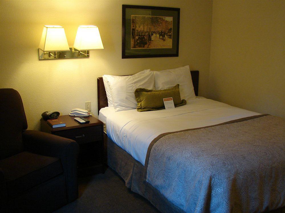 Candlewood Suites Raleigh Crabtree By Ihg Екстер'єр фото